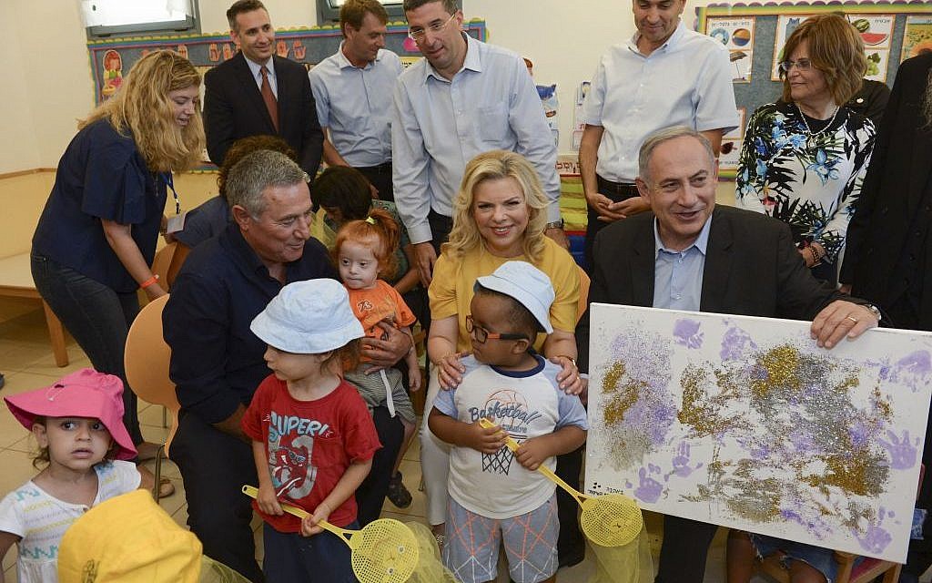 Le Premier ministre Benjamin Netanyahu et son épouse Sara lors d'une visite à Aleh Negev, un village de réhabilitation pour enfants et adultes handicapés près d'Ofakim au sud d'Israël, le 28 juillet 2016. (Haim Zach/GPO)