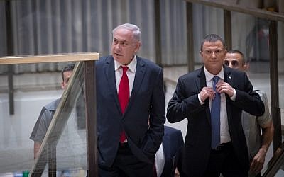 Le Premier ministre Benjamin Netanyahu (à gauche) et le président de la Knesset Yuli Edelstein arrivent pour un événement conjoint organisé entre le Parlement israélien et le Congrès américain, célébrant le 50e anniversaire de la réunification de Jérusalem à la Knesset, le 7 juin 2017. (Crédit : Yonatan Sindel/ Flash90)