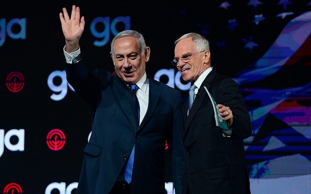 Le Premier ministre Benjamin Netanyahu (à gauche) et Richard Sandler, président du conseil d'administration de la Jewish Federation of North America, lors de l'Assemblée générale de la JFNA à Tel Aviv, le 24 octobre 2018. (Tomer Neuberg/Flash90) Le Premier ministre Benjamin Netanyahu (à gauche) et Richard Sandler, président du conseil d'administration de la Jewish Federation of North America, lors de l'Assemblée générale de la JFNA à Tel Aviv, le 24 octobre 2018. (Tomer Neuberg/Flash90)