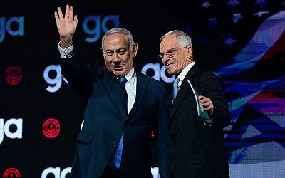 Le Premier ministre Benjamin Netanyahu (à gauche) et Richard Sandler, président du conseil d'administration de la Jewish Federation of North America, lors de l'Assemblée générale de la JFNA à Tel Aviv, le 24 octobre 2018. (Tomer Neuberg/Flash90)