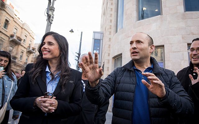 Le ministre de l'Éducation, Naftali Bennett, et la ministre de la Justice, Ayelet Shaked, du parti HaYamin HaHadash, lors d'une tournée électorale dans le centre de Jérusalem, le 23 janvier 2019. (Noam Revkin Fenton/Flash90) Le ministre de l'Éducation, Naftali Bennett, et la ministre de la Justice, Ayelet Shaked, du parti HaYamin HaHadash, lors d'une tournée électorale dans le centre de Jérusalem, le 23 janvier 2019. (Noam Revkin Fenton/Flash90)