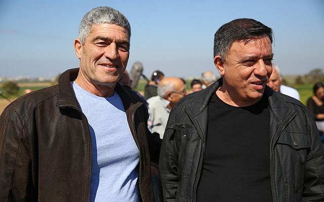 Le chef du parti Travailliste Avi Gabbay et Tal Russo, membre du parti, lors d'une conférence de presse au Kibbutz Nahal Oz pendant une visite au sein des communautés du sud d'Israël, à la frontière de Gaza, le 7 mars 2019. (Crédit : Flash90) Le chef du parti Travailliste Avi Gabbay et Tal Russo, membre du parti, lors d'une conférence de presse au Kibbutz Nahal Oz pendant une visite au sein des communautés du sud d'Israël, à la frontière de Gaza, le 7 mars 2019. (Crédit : Flash90)