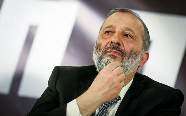 Le dirigeant du Shas, Aryeh Deri, assiste à une campagne électorale dans la ville de Tibériade, au nord du pays, le 18 mars 2019. (David Cohen/Flash90)