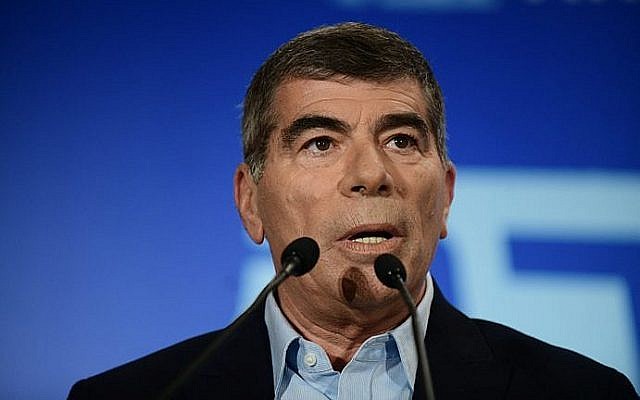 Gabi Ashkenazi, l'un des leaders de l'alliance Kakhol lavan, lors d'une conférence de presse à Tel Aviv, le 18 mars 2019 (Crédit : Tomer Neuberg/Flash90)