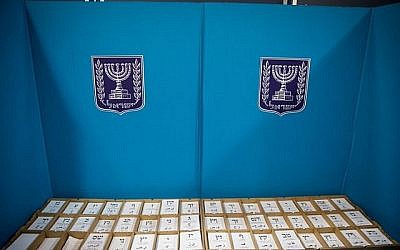 Vue des bulletins de vote à l'entrepôt de la commission centrale électorale à Shoham, le 25 mars 2019. (Noam Revkin Fenton/Flash90)