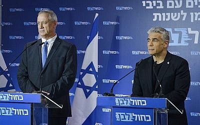 Les dirigeants du parti Kakhol lavan, Benny Gantz, (à gauche), et le député Yair Lapid, lors d'une conférence de presse, à Tel Aviv, le 31 mars 2019. (Flash90)