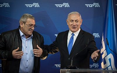 Le Premier ministre Benjamin Netanyahu accueille Giora Ezra, militant d'extrême droite du Likud, lors d'une conférence de presse à la résidence du Premier ministre à Jérusalem, le 1er avril 2019. (Crédit : Hadas Parush/Flash90) Le Premier ministre Benjamin Netanyahu accueille Giora Ezra, militant d'extrême droite du Likud, lors d'une conférence de presse à la résidence du Premier ministre à Jérusalem, le 1er avril 2019. (Crédit : Hadas Parush/Flash90)