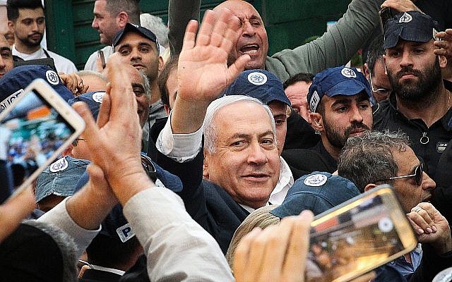 Le Premier ministre Benjamin Netanyahu visite le marché Hatikva de Tel Aviv, le 2 avril 2019. (Crédit : Flash90)