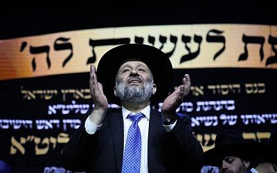 Le leader du parti Shas Aryeh Deri lors d'un événement de campagne à Jérusalem, le 2 avril 2019. (Crédit : Noam Revkin Fenton/Flash90)