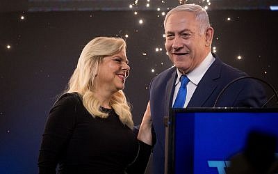 Le Premier ministre Benjamin Netanyahu se réjouit avec son épouse Sara avant de s'adresser aux partisans du Likud alors que les résultats des élections générales israéliennes sont annoncés, au siège du parti à Tel Aviv, au petit matin le 10 avril 2019. (Yonatan Sindel/FLASH90)