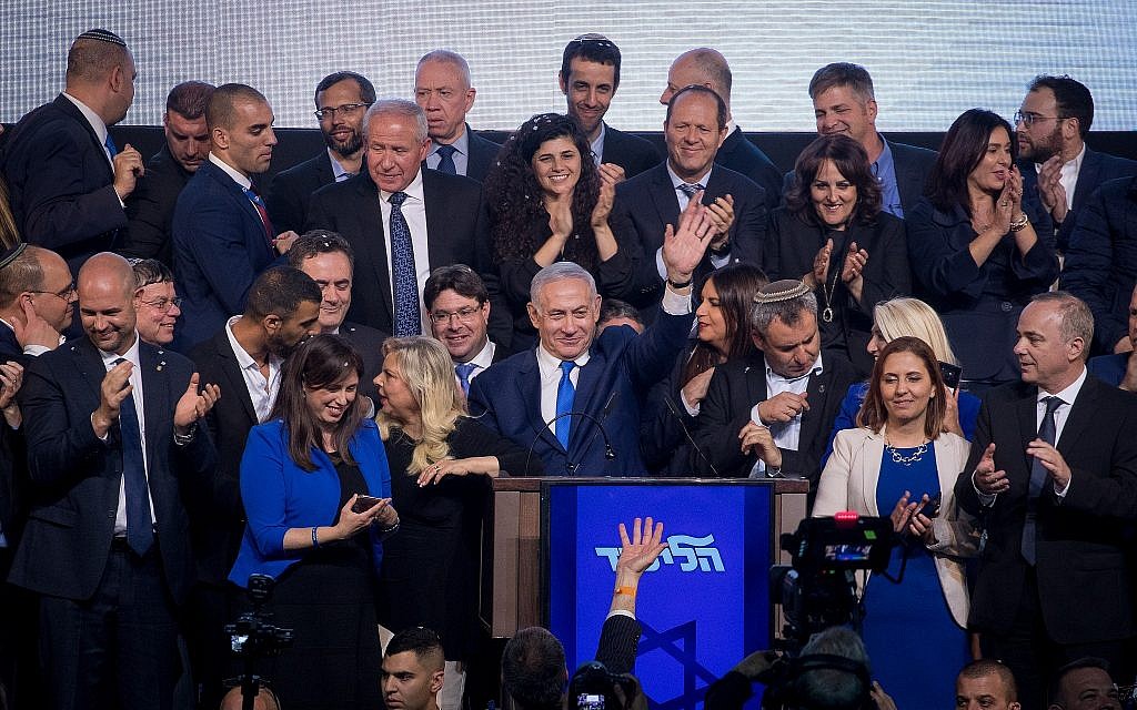 Le Premier ministre Benjamin Netanyahu, entouré de personnalités politiques du Likud et de son épouse Sara, s'adresse à ses partisans alors que les résultats des élections générales israéliennes sont annoncés, au siège du parti à Tel Aviv, dans les premières heures de la journée du 10 avril 2019. (Yonatan Sindel/FLASH90)