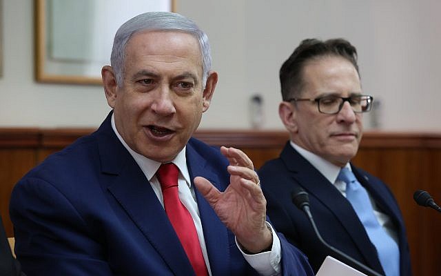 Le Premier ministre Benjamin Netanyahu, à gauche, dirige la réunion hebdomadaire du cabinet du Premier ministre à Jérusalem, aux côtés du secrétaire du cabinet, Tzahi Braverman, le 17 mars 2019. (Amit Shabi / Pool / Autorisation)