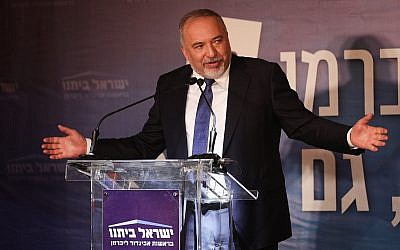Le chef de Yisrael Beytenu Avigdor Liberman lors d'un événement du parti au musée des terres de la bible de Jérusalem, le 15 avril  2019 (Crédit : Yonatan Sindel/Flash90)