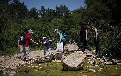 Des Israéliens en randonnée dans la réserve naturelle des montagnes du Carmel près de Haïfa, dans le nord du pays, le 26 avril 2019 (Crédit :Hadas Parush/Flash90)