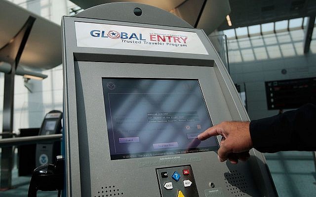 Un officier de la police des frontières américaine montre comment utiliser la nouvelle borne de traitement des arrivées à l'aéroport international de Newark, dans le New Jersey, le 24 août 2009. (Crédit : Chris Hondros/Getty Images via JTA)