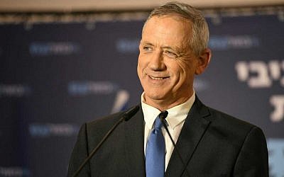 Le leader de Kakhol lavan Benny Gantz s'exprime à Tel Aviv, le 31 mars 2019 (Crédit :  Saria Diamant/ Kakhol lavan)