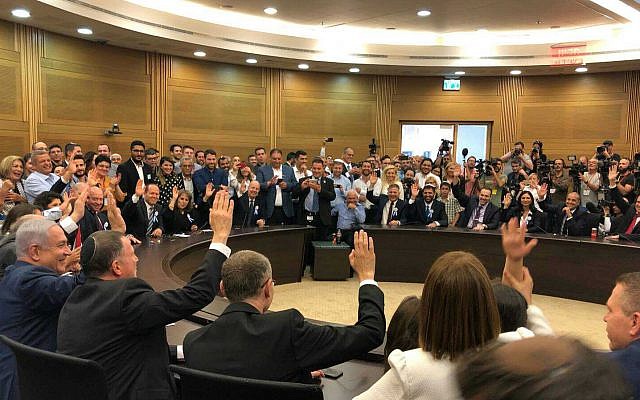 Les députés du Likud votent pour la reconduction du mandat de Yuli Edelstein à la présidence de la Knesset, le 30 avril 2019. (Crédit : Raoul Wootliff/Times of Israel) Les députés du Likud votent pour la reconduction du mandat de Yuli Edelstein à la présidence de la Knesset, le 30 avril 2019. (Crédit : Raoul Wootliff/Times of Israel)