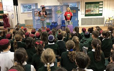 Des acteurs israéliens du théâtre Orna Porat jouent une pièce en hébreu pour plusieurs écoles juives de Londres, une initiative du  JNF -Royaume-Uni pour renforcer Israël et la langue hébreu en tant qu'antidotes contre l'antisémitisme (Crédit :  Jessica Steinberg/ Times of Israel)