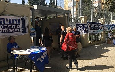 Des électeurs entrent dans un bureau de vote à Rehovot, le 9 avril 2019. (Simona Weinglass/Times of Israel)
