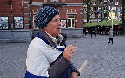 A titre illustratif : Michael Jacobs s'oppose à des manifestants pro-BDS à Amsterdam, en novembre 2017. (Crédit : Cnaan Liphshiz/JTA)