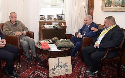 Le Premier ministre Benjamin Netanyahu, et Dr. Ido Netanyahu, à gauche, reçoive des objets personnels de leur frère Yoni à Jérusalem, le 15 avril 2019. (Crédit : Amos Ben-Gershom/GPO) Le Premier ministre Benjamin Netanyahu, et Dr. Ido Netanyahu, à gauche, reçoive des objets personnels de leur frère Yoni à Jérusalem, le 15 avril 2019. (Crédit : Amos Ben-Gershom/GPO)