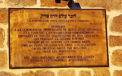 Une plaque commémorative du sauvetage des Juifs dans le village de Chambon-sur-Lignon. (Crédit photo : Wikipédia / CC BY-SA 4.0)