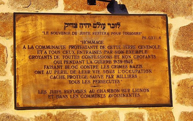 Une plaque commémorative du sauvetage des Juifs dans le village de Chambon-sur-Lignon. (Crédit photo : Wikipédia / CC BY-SA 4.0)