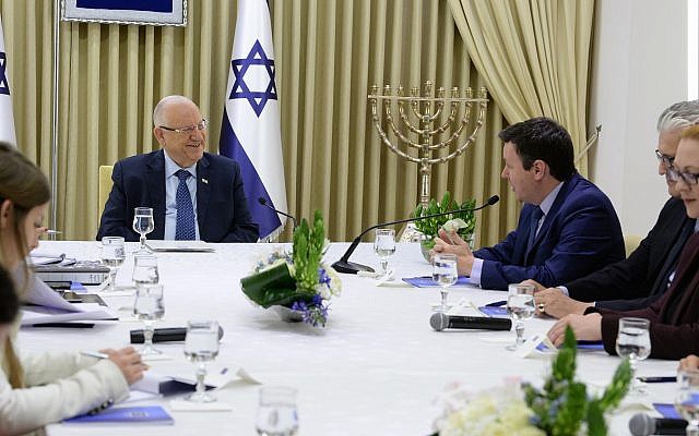 Les membres du parti Yisrael Beytenu rencontrent le président Reuven Rivlin à la résidence du président de Jérusalem, le 16 avril 2019 (Crédit : Mark Neiman/GPO) Les membres du parti Yisrael Beytenu rencontrent le président Reuven Rivlin à la résidence du président de Jérusalem, le 16 avril 2019 (Crédit : Mark Neiman/GPO)