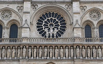 La galerie des rois sur la façade de la cathédrale Notre-Dame (Crédit : CC BY Serge Melki/Wikimedia Commons) La galerie des rois sur la façade de la cathédrale Notre-Dame (Crédit : CC BY Serge Melki/Wikimedia Commons)