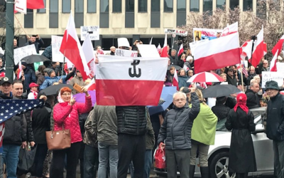 Des ressortissants polonais manifestent à New York contre une loi sur la restitution de biens saisis aux Juifs pendant la Shoah, le 31 mars 2019. (Crédit : Molly Crabapple via JTA)