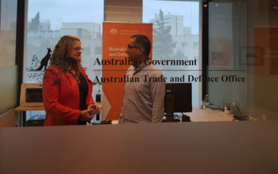 Une diplomate australienne s'entretient avec un collègue israélien dans le nouveau bureau australien de la défense et du commerce à Jérusalem. (Twitter)