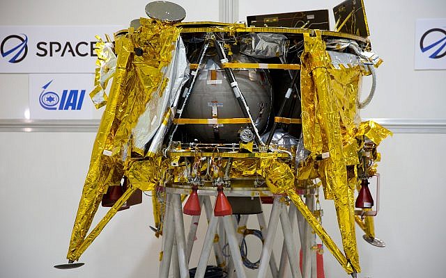 La capsule spatiale Bereshit exposée avant son lancement, le 17 décembre 2018. (Ariel Schalit/AP)
