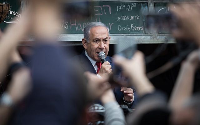 Le Premier ministre Benjamin Netanyahu durant une visite de campagne électorale sur le marché Mahane Yehuda de Jérusalem, le 8 avril 2019 (Crédit : Hadas Parush/Flash90)