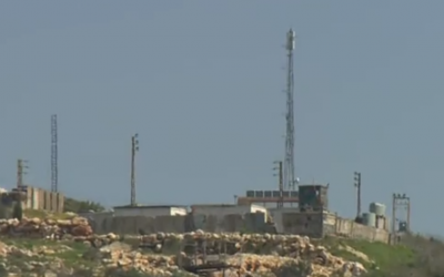 Une antenne placée par le groupe terroriste du Hezbollah dans le sud du Liban, début 2019 (Capture d'écran : Douzième chaîne)