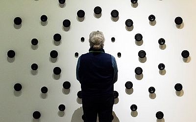 Un visiteur se tient devant une installation sonore de l'exposition avant durant la revue de presse avant l'ouverture du nouveau musée Bauhaus à Weimar, en Allemagne, le 4 avril 2019. (Crédit : AP Photo/Jens Meyer)