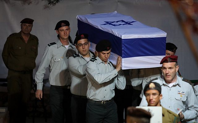 Des soldats israéliens portent le cercueil de Zachary Baumel au cimetière militaire du mont Herzl à Jérusalem le 4 avril 2019. (Crédit : Hadas Parush / Flash90)