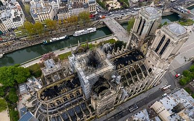 Les dommages causés par un incendie à la cathédrale Notre-Dame de Paris, le 16 avril 2019. (Gigarama.ru via AP)