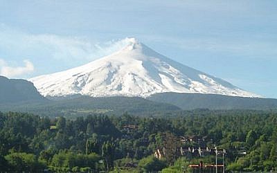 Le Villarrica, l'un des volcans les plus actifs du Chili, situé à 750 km au sud de la capitale Santiago, en avril 2006. (Crédit : CC BY-SA Iulloa/Wikimedia commons)