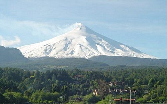 Le Villarrica, l'un des volcans les plus actifs du Chili, situé à 750 km au sud de la capitale Santiago, en avril 2006. (Crédit : CC BY-SA Iulloa/Wikimedia commons)