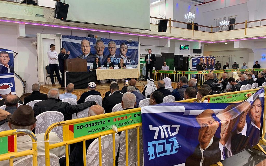 Moshe Ya’alon sur l'estrade durant un meeting de campagne de Kakhol lavan en présence de Moshe Yaalon à Tamra, le 3 avril 2019. (Crédit ; Adam Rasgon/Times of Israel)