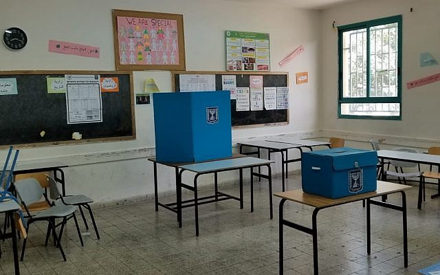 Bureau de vote à Iksal, une ville arabe près de Nazareth, le 9 avril 2019. (Adam Rasgon/Times of Israel) Bureau de vote à Iksal, une ville arabe près de Nazareth, le 9 avril 2019. (Adam Rasgon/Times of Israel)