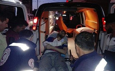 Une photo diffusée par BTselem montre un Palestinien qui aurait été blessé pendant des affrontements dans le village d'Urif, en Cisjordanie (Crédit : Adel Ammar/BTselem)