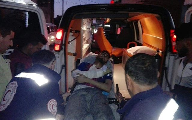 Une photo diffusée par BTselem montre un Palestinien qui aurait été blessé pendant des affrontements dans le village d'Urif, en Cisjordanie (Crédit : Adel Ammar/BTselem) Une photo diffusée par BTselem montre un Palestinien qui aurait été blessé pendant des affrontements dans le village d'Urif, en Cisjordanie (Crédit : Adel Ammar/BTselem)