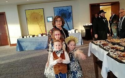 Des participants au tout premier Seder dans l'ancien ghetto de Varsovie depuis sa destruction, en 1943, à l'hôtel Hilton, le 19 avril 2019. (Autorisation : Mouvement Habad de Varsovie) Des participants au tout premier Seder dans l'ancien ghetto de Varsovie depuis sa destruction, en 1943, à l'hôtel Hilton, le 19 avril 2019. (Autorisation : Mouvement Habad de Varsovie)