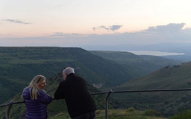 Benjamin Netanyahu, à droite, et son épouse Sara en visite sur le plateau du Golan, le 23 avril 2019 (Crédit : Bureau du Premier ministre) Benjamin Netanyahu, à droite, et son épouse Sara en visite sur le plateau du Golan, le 23 avril 2019 (Crédit : Bureau du Premier ministre)