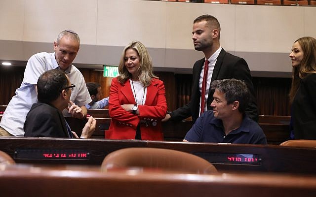 Les nouveaux membres de Kakhol lavan prennent place à la Knesset pour la première fois. En rouge, la députée Miki Haimovich, le 29 avril 2019 (Crédit : Noam Moscowitz/Knesset)