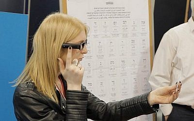 Une photo de comment l'appareil OrCam sera utilisé dans des bureaux de vote à travers Israël dans un projet pilote pour donner plus d'accessibilité aux personnes souffrant de handicap visuel lors des élections du 9 avril 2019. (Photo personnelle)