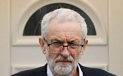 Jeremy Corbyn, chef du parti d'opposition britannique travailliste, quitte son domicile dans le nord de Londres le 4 avril 2019. (Photo par Tolga AKMEN / AFP)