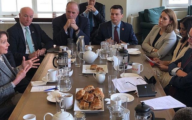Nancy Pelosi, la président de la Chambre des Représentants des Etats-Unis, rencontre le chef du parti Travailliste Jeremy Corbyn, tout à droite, le dimanche 14 avril 2019. (Twitter) Nancy Pelosi, la président de la Chambre des Représentants des Etats-Unis, rencontre le chef du parti Travailliste Jeremy Corbyn, tout à droite, le dimanche 14 avril 2019. (Twitter)