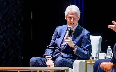 L'ancien président américain Bill Clinton sur la scène du Théâtre Beacon lors d'une intervention publique le 11 avril 2019 à New York City. (Roy Rochlin/Getty Images/AFP)